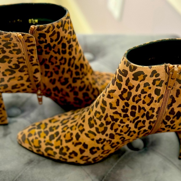 FALL FASHION Stuart Weizmann Leopard Ankle Boots, size 38.5 - Picture 2 of 4